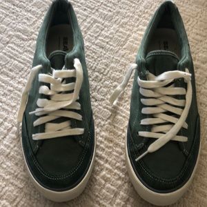 Mens shoes sea beds in light green